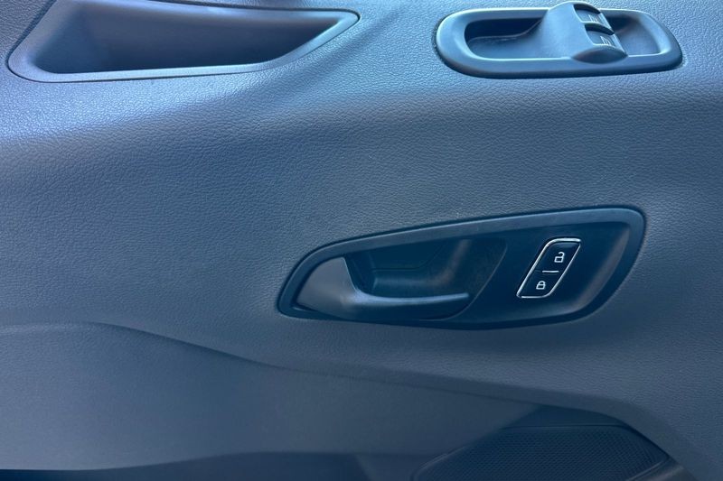 Ford Transit Passenger Wagon Vehicle Full-screen Gallery Image 11