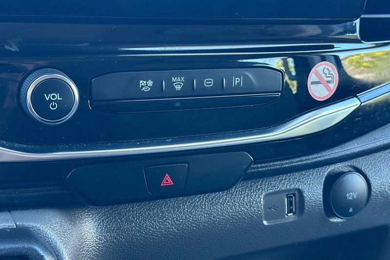 Ford Transit Passenger Wagon Vehicle Full-screen Gallery Image 22