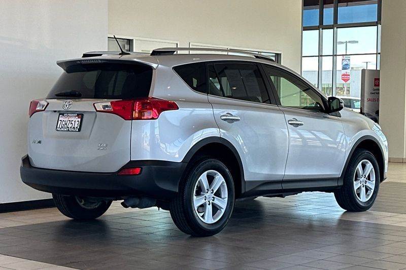 Toyota RAV4 Vehicle Full-screen Gallery Image 04