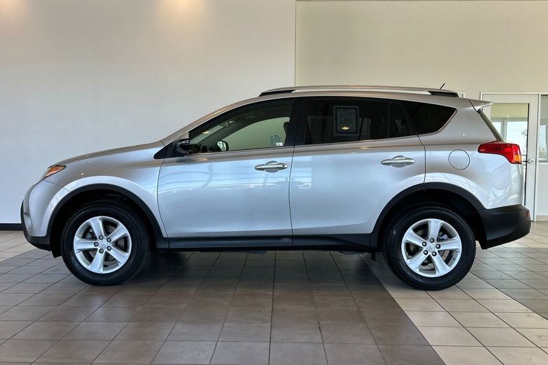 Toyota RAV4 Vehicle Full-screen Gallery Image 07