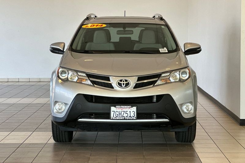 Toyota RAV4 Vehicle Full-screen Gallery Image 09