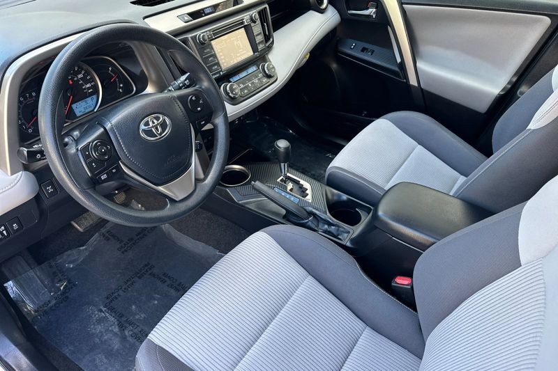 Toyota RAV4 Vehicle Full-screen Gallery Image 10