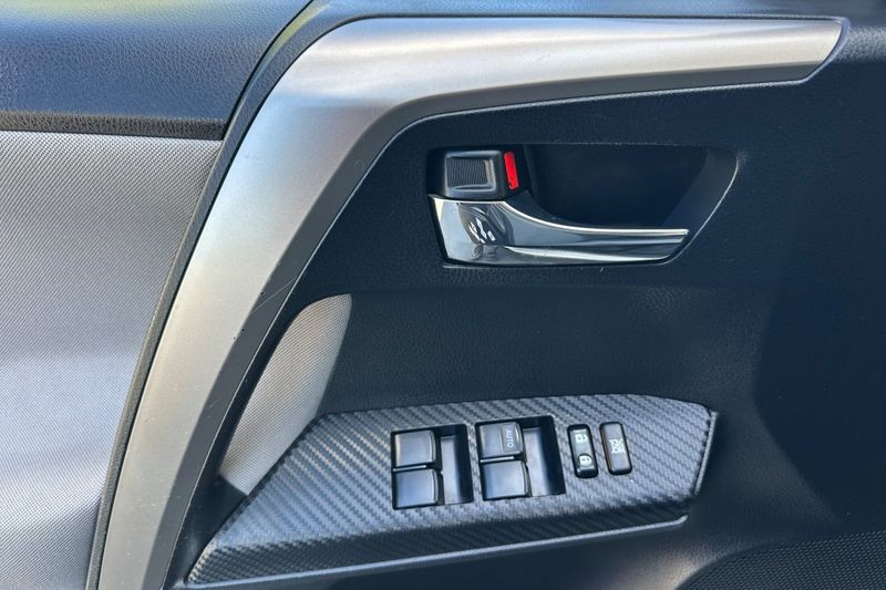 Toyota RAV4 Vehicle Full-screen Gallery Image 11