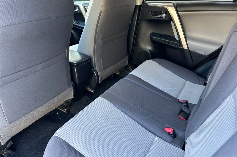 Toyota RAV4 Vehicle Full-screen Gallery Image 12