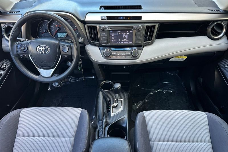 Toyota RAV4 Vehicle Full-screen Gallery Image 13