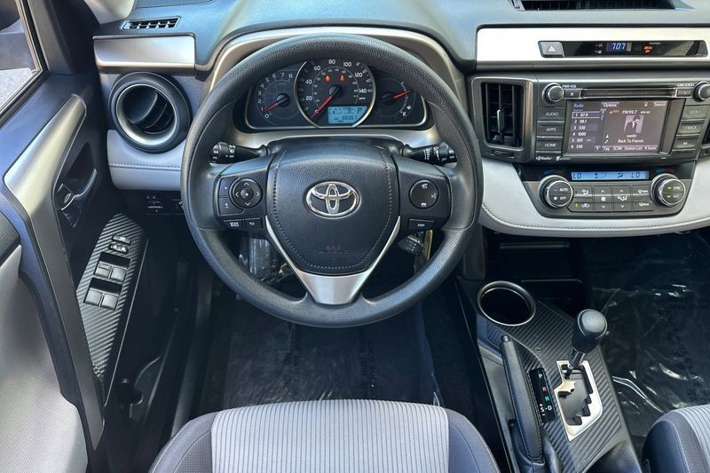 Toyota RAV4 Vehicle Full-screen Gallery Image 14