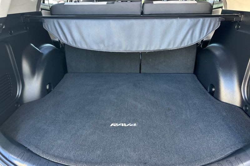 Toyota RAV4 Vehicle Full-screen Gallery Image 15