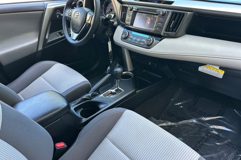 Toyota RAV4 Vehicle Full-screen Gallery Image 16