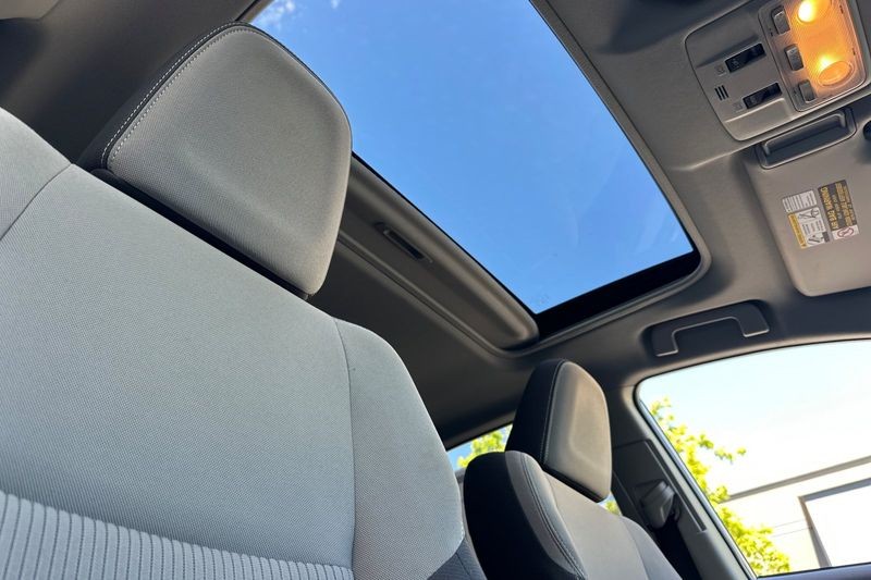 Toyota RAV4 Vehicle Full-screen Gallery Image 17