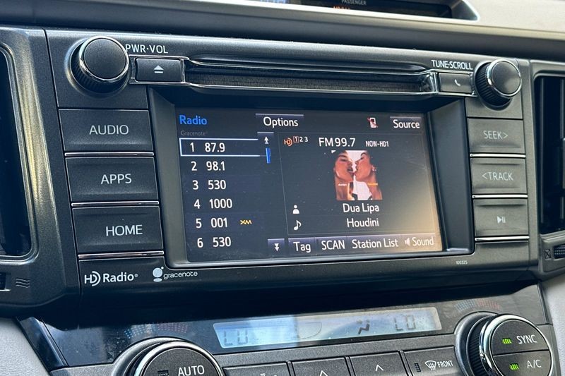 Toyota RAV4 Vehicle Full-screen Gallery Image 18