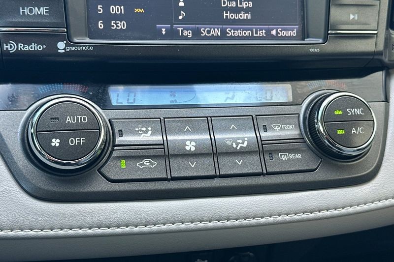 Toyota RAV4 Vehicle Full-screen Gallery Image 20