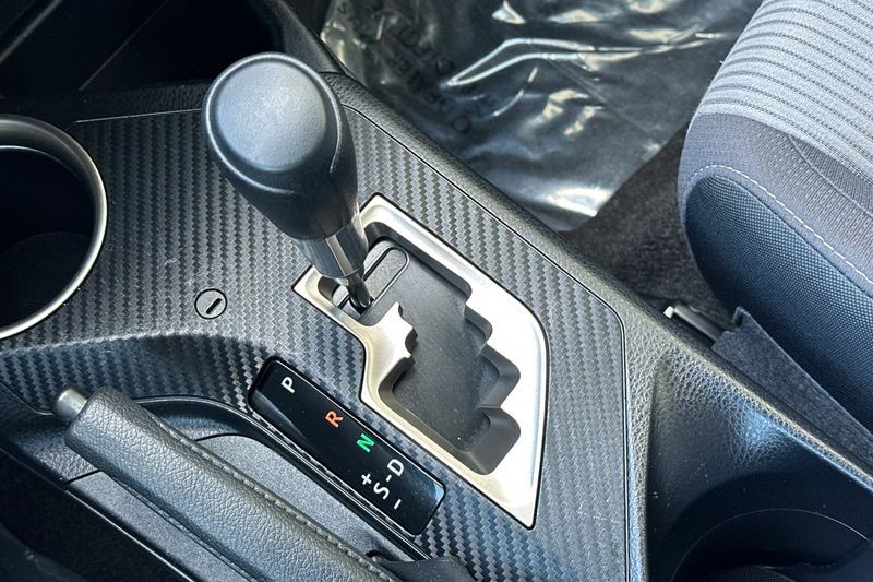 Toyota RAV4 Vehicle Full-screen Gallery Image 21