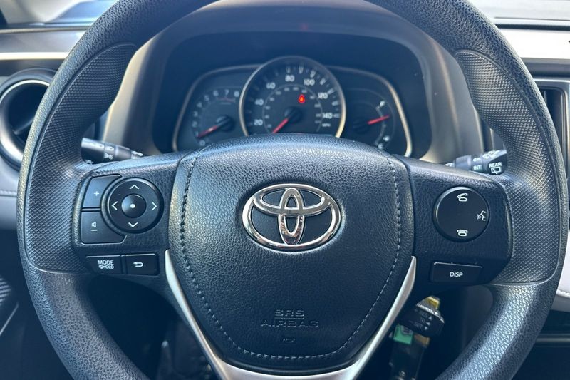 Toyota RAV4 Vehicle Full-screen Gallery Image 22