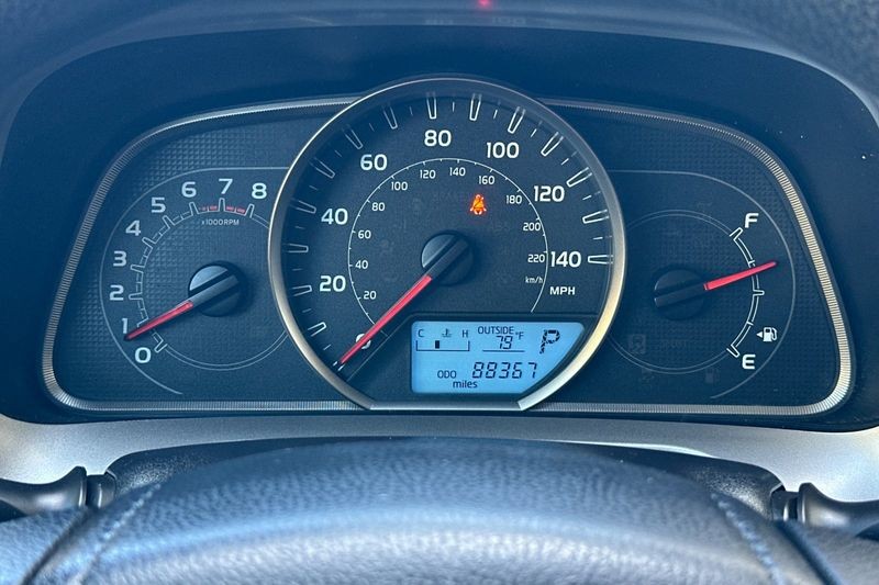 Toyota RAV4 Vehicle Full-screen Gallery Image 23