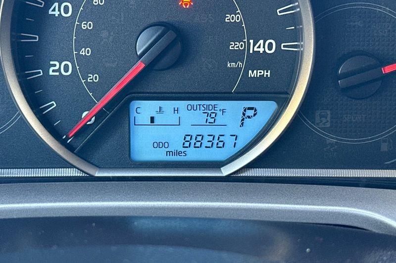 Toyota RAV4 Vehicle Full-screen Gallery Image 24