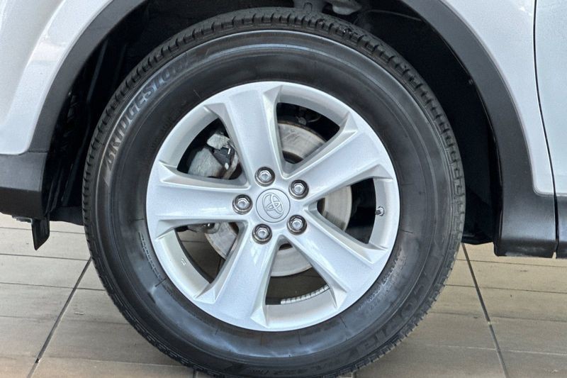 Toyota RAV4 Vehicle Full-screen Gallery Image 25