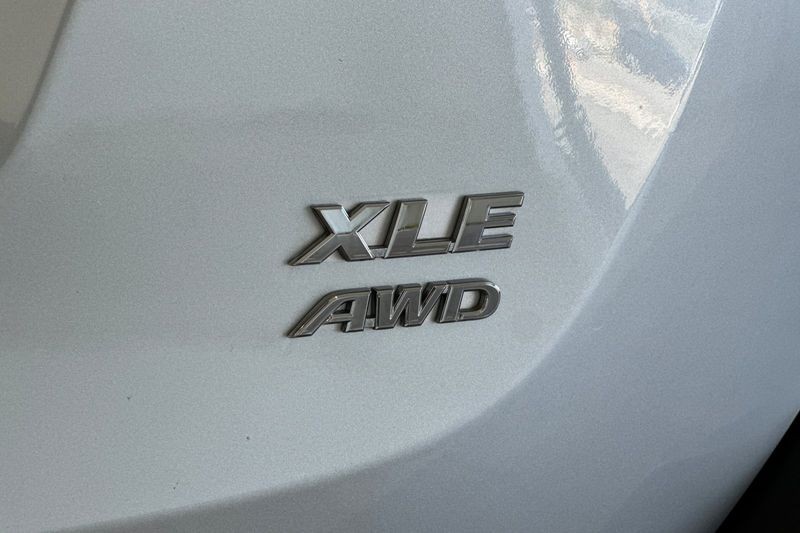 Toyota RAV4 Vehicle Full-screen Gallery Image 26