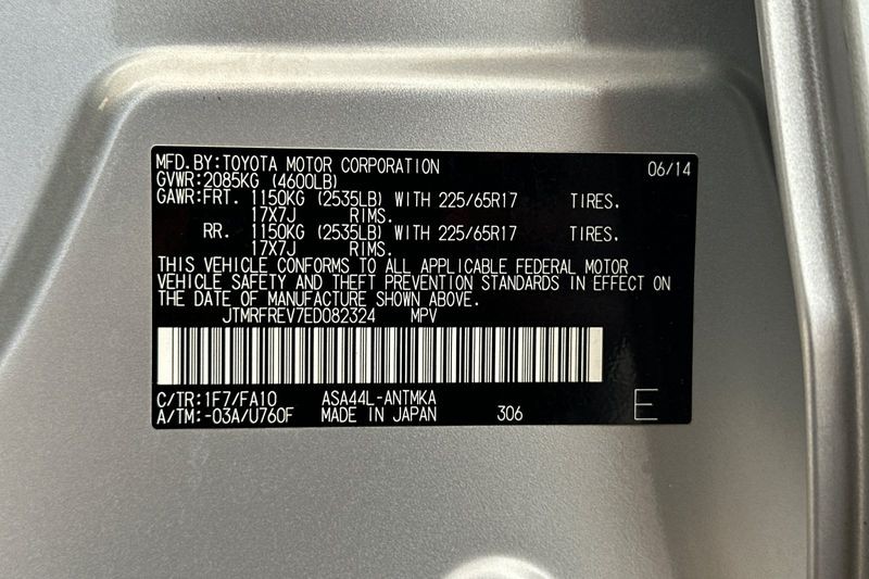 Toyota RAV4 Vehicle Full-screen Gallery Image 27