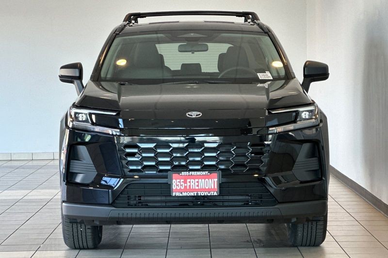 Toyota RAV4 Vehicle Full-screen Gallery Image 03