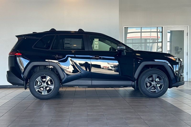 Toyota RAV4 Vehicle Full-screen Gallery Image 04