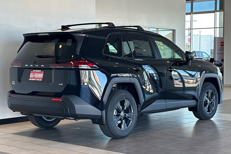 Toyota RAV4 Vehicle Full-screen Gallery Image 05