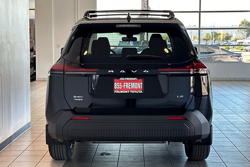 Toyota RAV4 Vehicle Full-screen Gallery Image 06