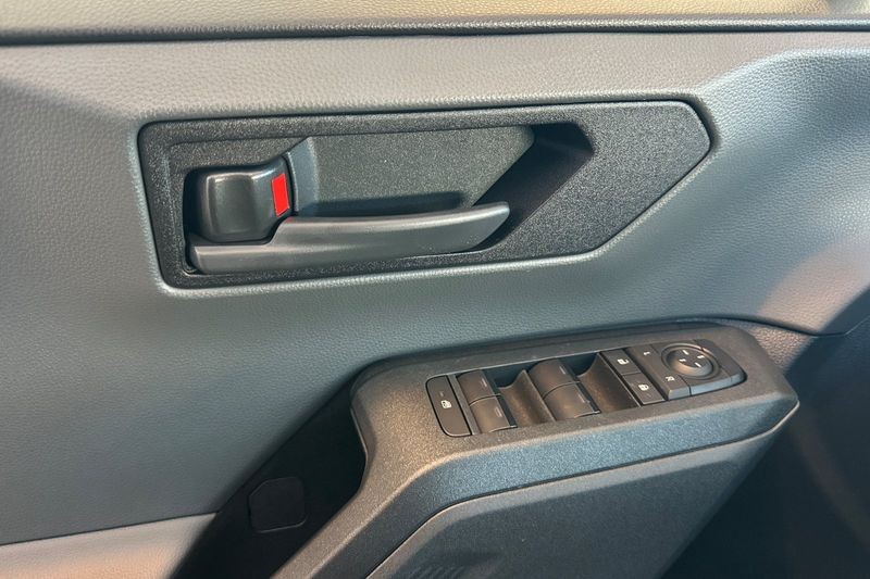 Toyota RAV4 Vehicle Full-screen Gallery Image 09