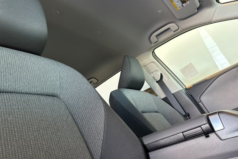 Toyota RAV4 Vehicle Full-screen Gallery Image 15