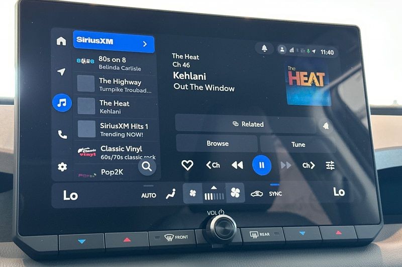 Toyota RAV4 Vehicle Full-screen Gallery Image 16