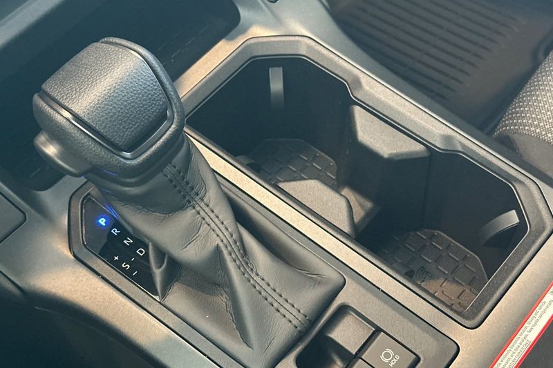 Toyota RAV4 Vehicle Full-screen Gallery Image 20