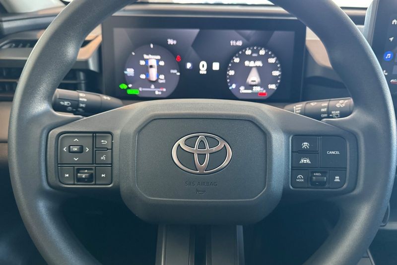 Toyota RAV4 Vehicle Full-screen Gallery Image 22