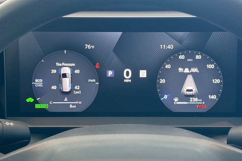 Toyota RAV4 Vehicle Full-screen Gallery Image 23