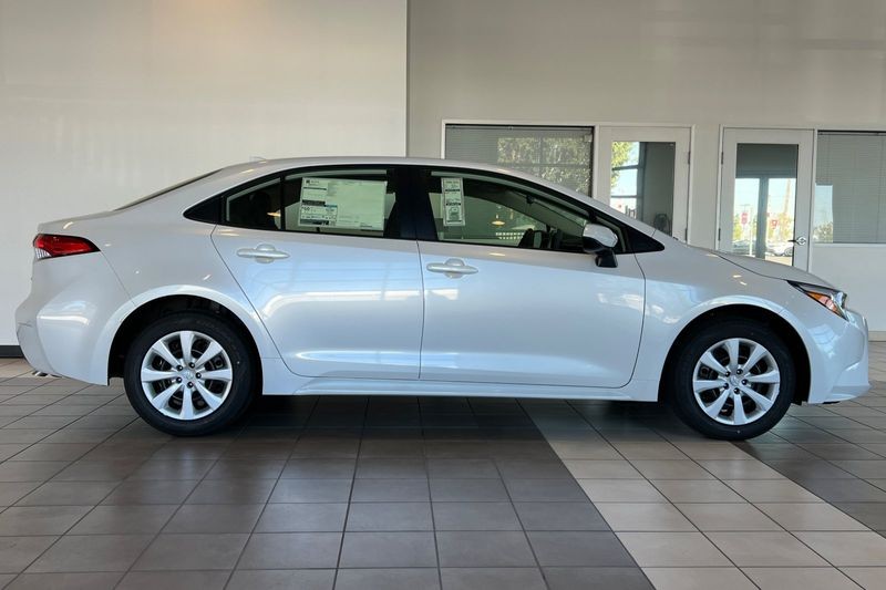 Toyota Corolla Hybrid Vehicle Full-screen Gallery Image 04