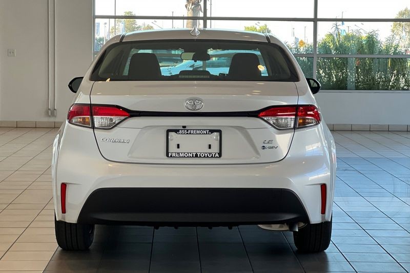 Toyota Corolla Hybrid Vehicle Full-screen Gallery Image 06