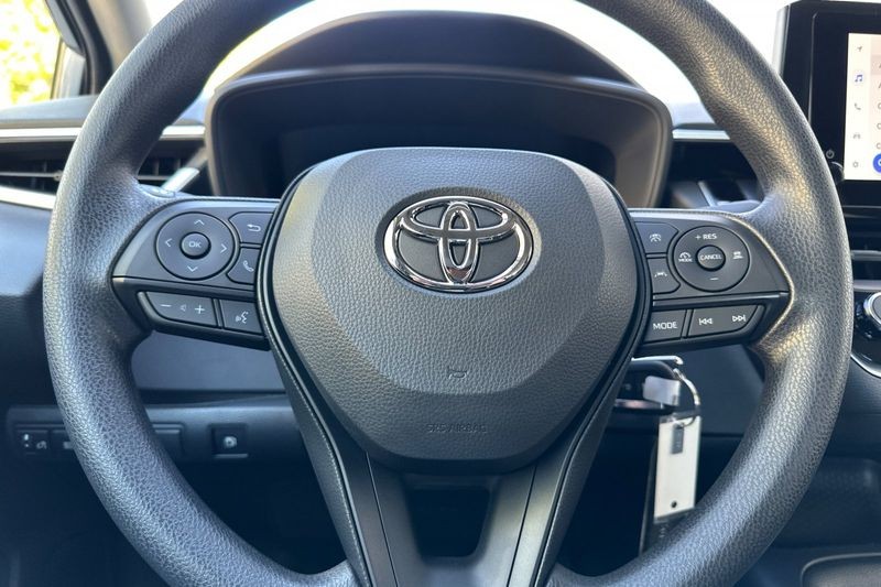 Toyota Corolla Hybrid Vehicle Full-screen Gallery Image 19