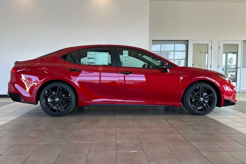 Toyota Camry Vehicle Full-screen Gallery Image 03