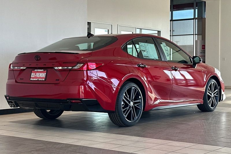 Toyota Camry Vehicle Full-screen Gallery Image 04