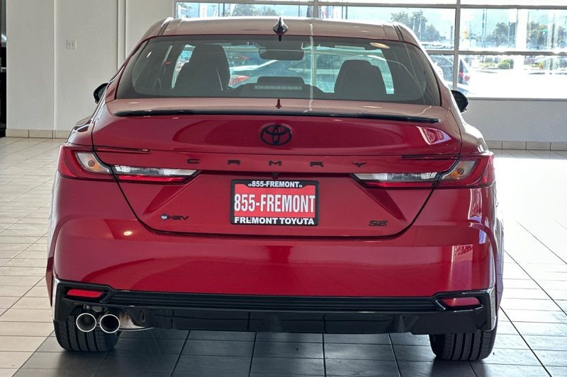 Toyota Camry Vehicle Full-screen Gallery Image 05