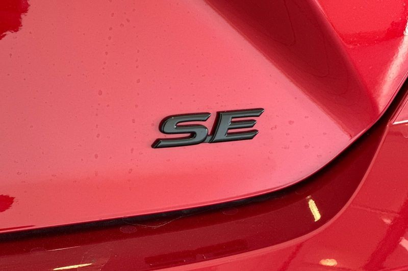 Toyota Camry Vehicle Full-screen Gallery Image 06