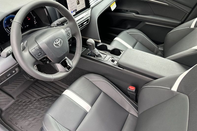 Toyota Camry Vehicle Full-screen Gallery Image 07