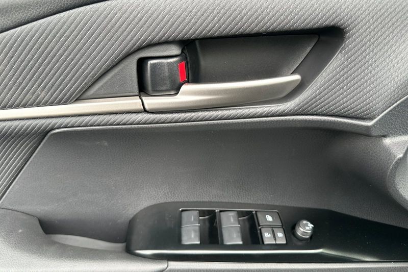 Toyota Camry Vehicle Full-screen Gallery Image 08