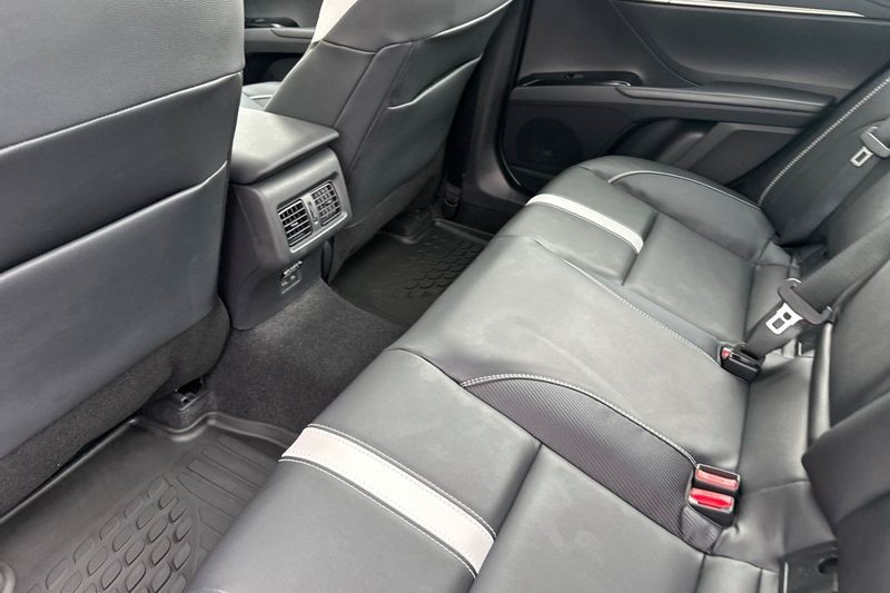 Toyota Camry Vehicle Full-screen Gallery Image 09