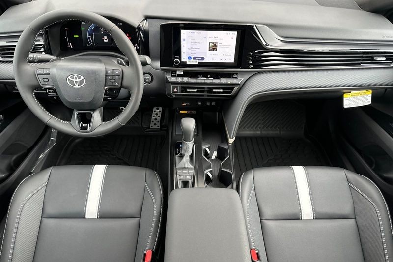 Toyota Camry Vehicle Full-screen Gallery Image 10