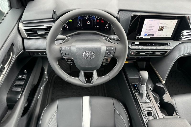 Toyota Camry Vehicle Full-screen Gallery Image 11