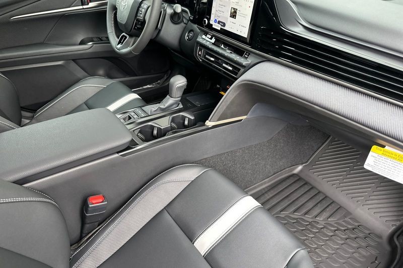 Toyota Camry Vehicle Full-screen Gallery Image 12