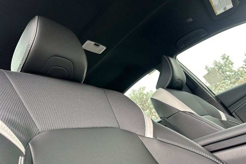 Toyota Camry Vehicle Full-screen Gallery Image 13