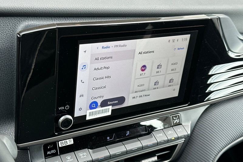 Toyota Camry Vehicle Full-screen Gallery Image 14