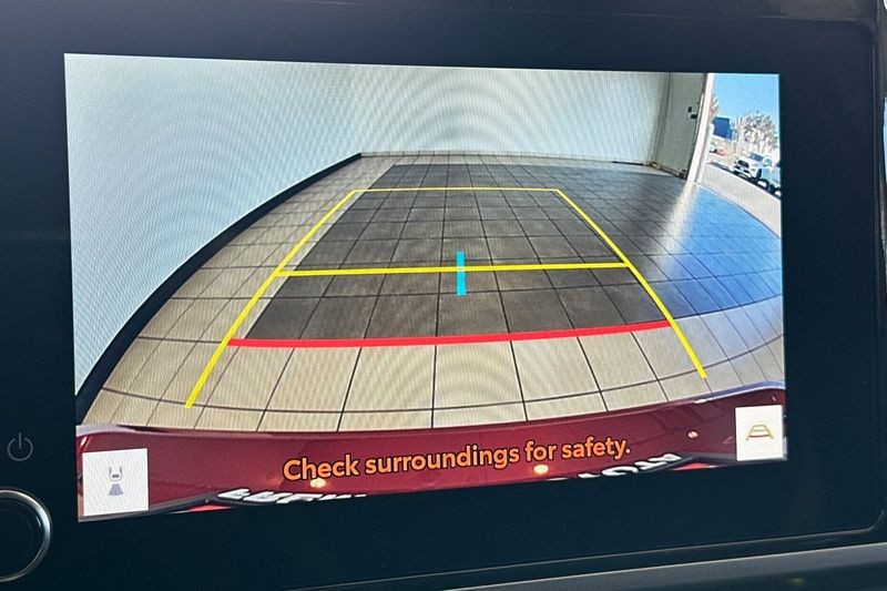 Toyota Camry Vehicle Full-screen Gallery Image 15