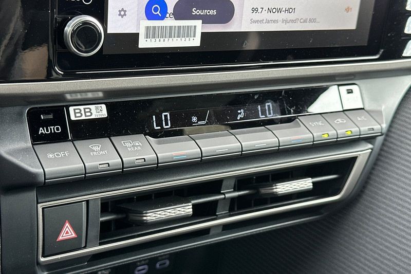 Toyota Camry Vehicle Full-screen Gallery Image 16