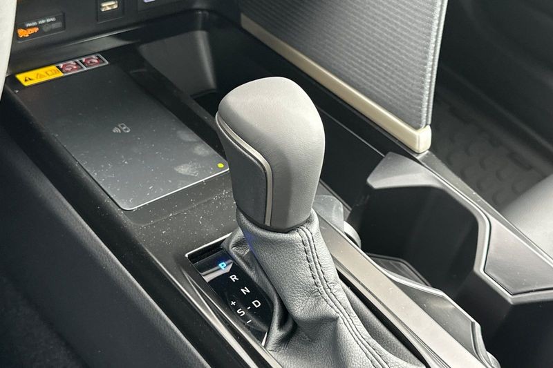 Toyota Camry Vehicle Full-screen Gallery Image 17